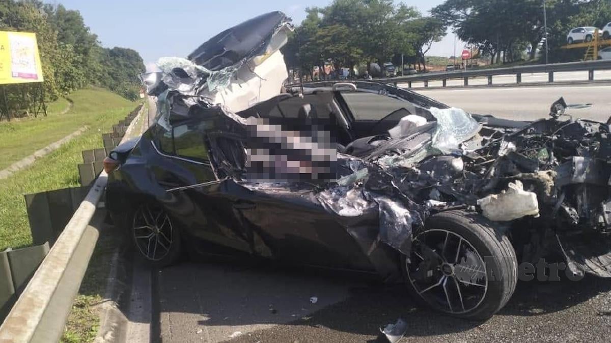 KEADAAN kereta Mazda 3 yang terbabit kemalangan dengan sebuah lori di KM436.8 Lebuhraya Utara Selatan, dekat Rawang. FOTO Ihsan Polis