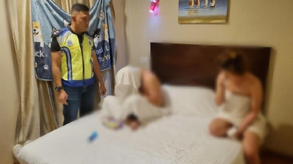 POLIS menahan lelaki tempatan dan pelacur disyaki menjalankan aktiviti persundalan di sebuah hotel di Penampang. FOTO Ihsan Polis 
