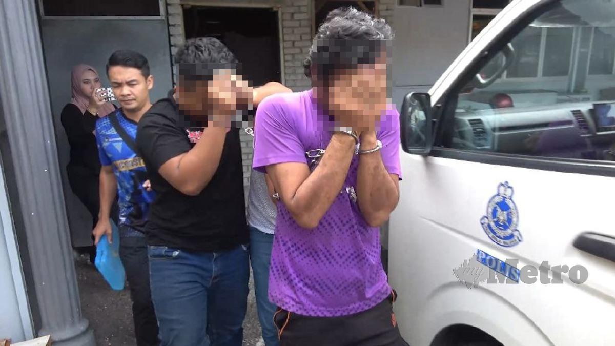 SUSPEK (depan berbaju ungu) dibawa ke mahkamah untuk mendapat perintah tahanan reman.  FOTO Rosli Ilham