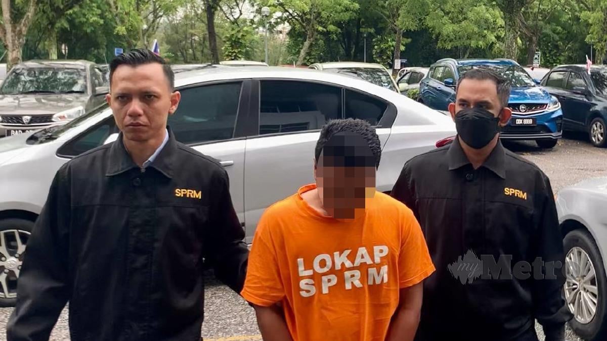 Pekerja Am yang ditahan SPRM dibawa ke Mahkamah Majistret Shah Alam, Selangor, untuk mendapatkan perintah reman. FOTO Ihsan SPRM