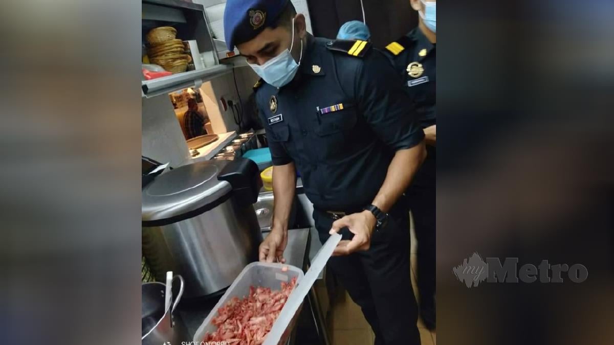 PEGAWAI KPDNHEP Selangor menyerbu restoran disyaki menggunakan bahan mentah tidak halal di dalam hidangan mi kari. FOTO ihsan KPDNHEP 
