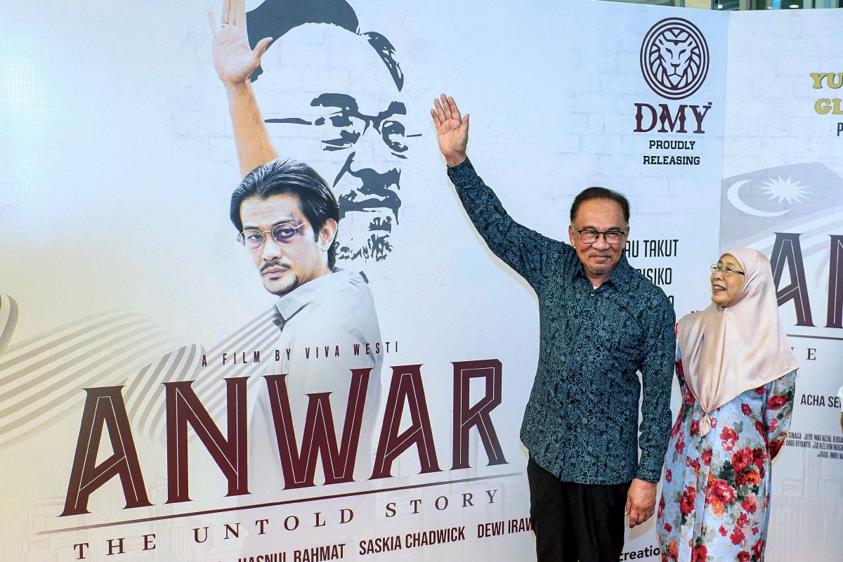 Perdana Menteri Datuk Seri Anwar Ibrahim pada Tayangan Perdana Filem Anwar: The Untold Story di Kuala Lumpur, 8 Mei lalu. Turut hadir isteri Datuk Seri Dr Wan Azizah Wan Ismail. FOTO Bernama