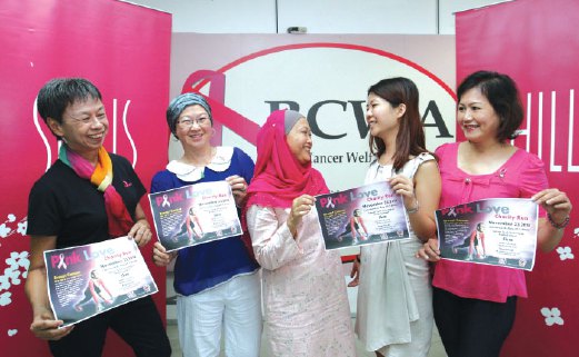 LEE (dua dari kanan) beramah mesra dengan Dr Zaharah (tengah) sambil diperhatikan bekas pesakit kanser Molly Yap (kiri), Chu San dan Jessy (kanan).