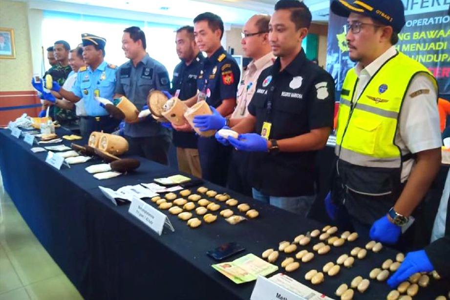 POLIS menunjukkan dadah yang dirampas dari penumpang di Lapangan Terbang Antarabangsa Soekarno-Hatta. FOTO Kompas