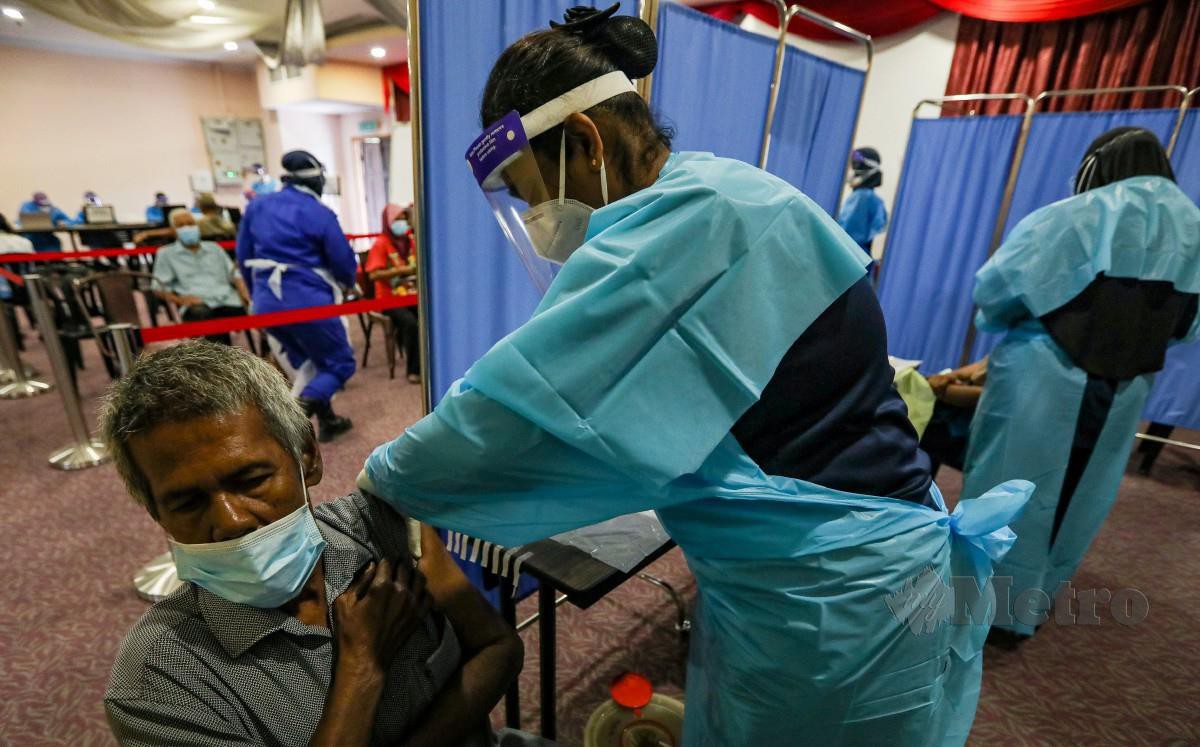 Orang ramai yang tinggal di sekitar Kuala Perlis menerima suntikan vaksin pada Program Vaksinasi Covid-19 Khas tanpa janji temu di Hotel Brasmana. FOTO LUQMAN HAKIM ZUBIR