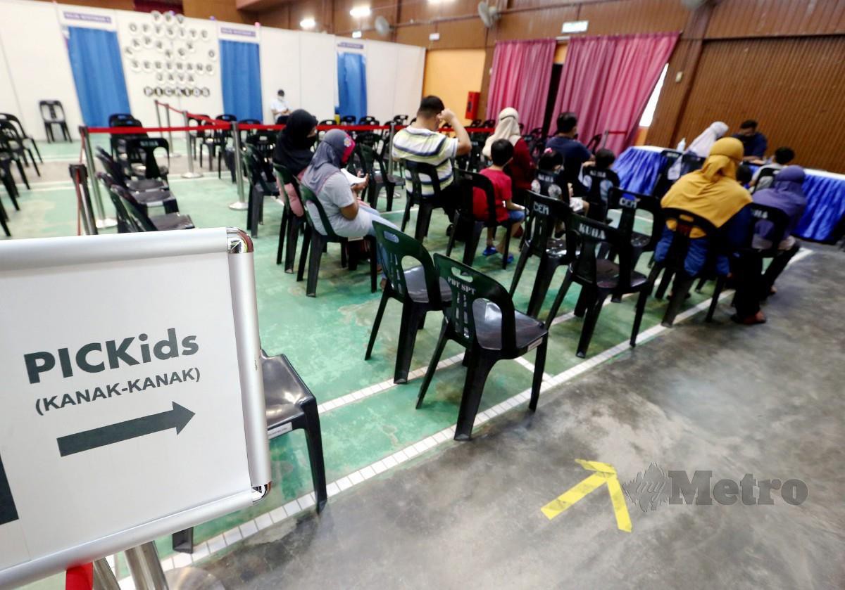 Suasana di Pusat Pemberian Vaksin (PPV) bagi kanak-kanak mendapatkan suntikan vaksin Covid-19 di Offsite Tapak Ekspo Seberang Jaya semalam. Foto Danial Saad