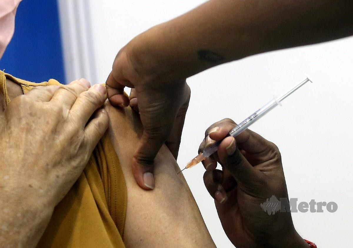 Petugas perubatan memberikan suntikan dos penggalak vaksin Covid-19 kepada penerima di Pusat Pemberian Vaksin (PPV) Offsite Tapak Ekspo Seberang Jaya, semalam. Foto Danial Saad 