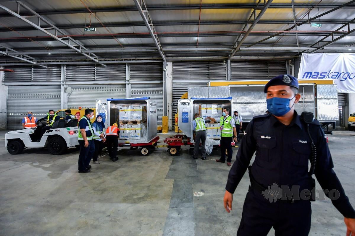 SEBANYAK 312,390 dos vaksin jenis Pfizer-BioNTech tiba di Lapangan Terbang Antarabangsa Kuala Lumpur (KLIA) hari ini. FOTO Bernama
