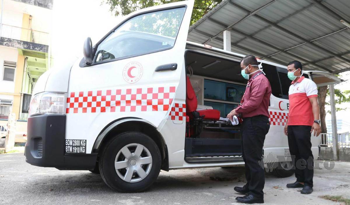 DR Mohd Zurairie memeriksa peralatan kenderaan ambulans untuk pengangkutan pesakit Covid-19 ketika tinjauan di Unit Pengangkutan Covid-19 di perkarangan St John dan Persatuan Bulan Sabit Merah di Kota Bharu. FOTO Nik Abdullah Nik Omar