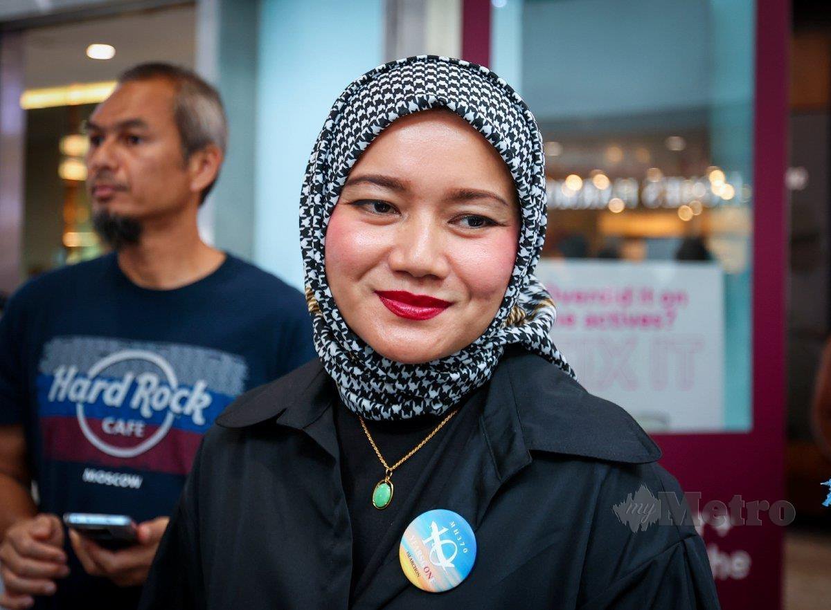 Intan Maizura Othman hadir memperingati suaminya, Mohd Hazrin Mohamed Hasnan yang sempena program solidariti sempena ulang tahun ke-10 MH370 di sebuah pusat beli belah di Subang Jaya, Selangor.