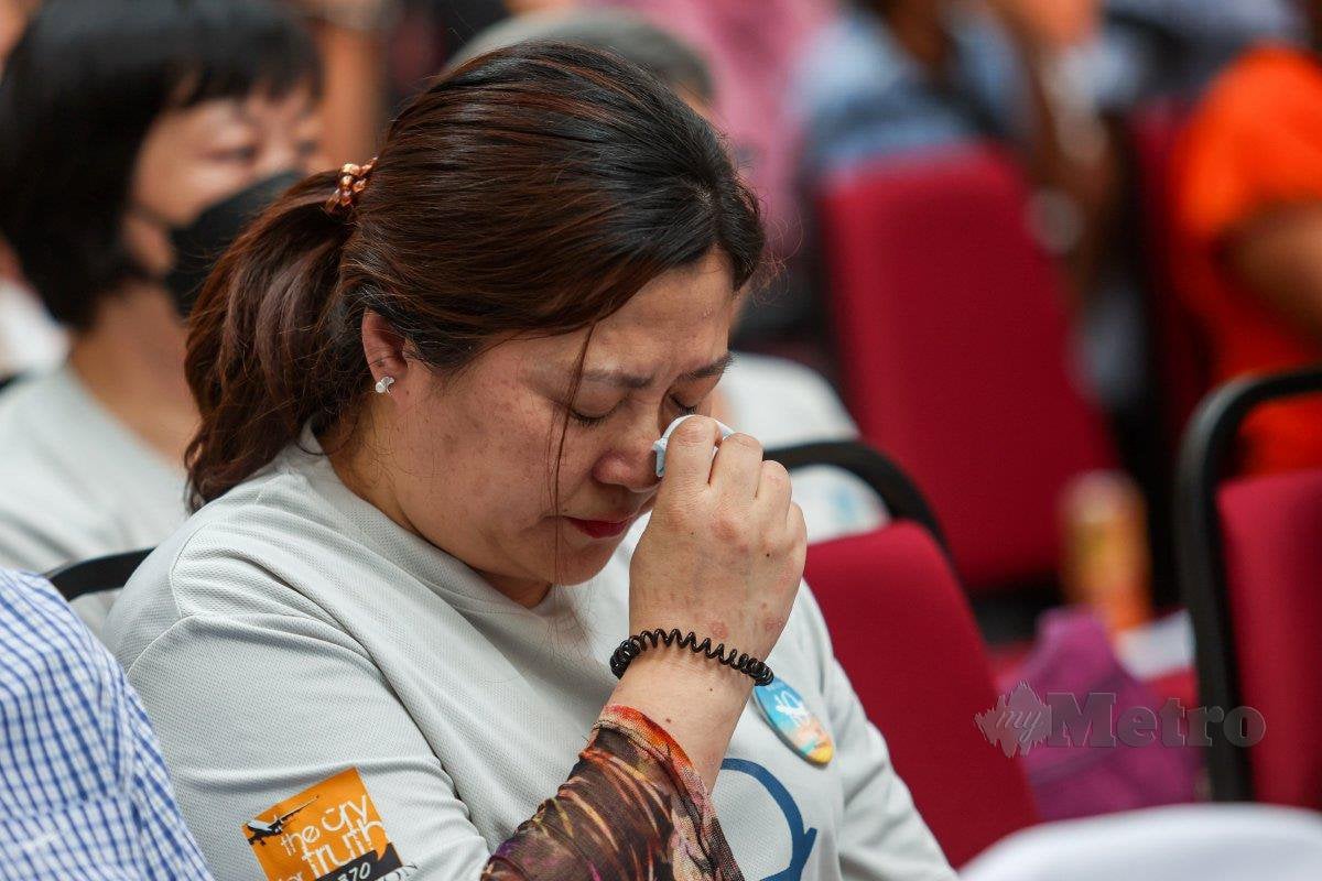 Kelihatan sebahagian ahli keluarga mangsa mengalir air mata  memperingati tragedi MH370 pada Ulang Tahun MH370 10 Tahun di pusat beli belah Empire Subang. foto ASWADI ALIAS