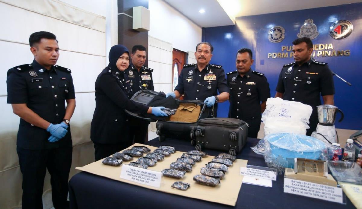 Rampasan beg bagasi yang menyimpan dadah jenis syabu 2,000 gram dan 10 gram pil ekstasi yang bernilai RM64,700 pada sidang di Ibu Pejabat Kontinjen Polis Pulau Pinang hari ini. FOTO MIKAIL ONG