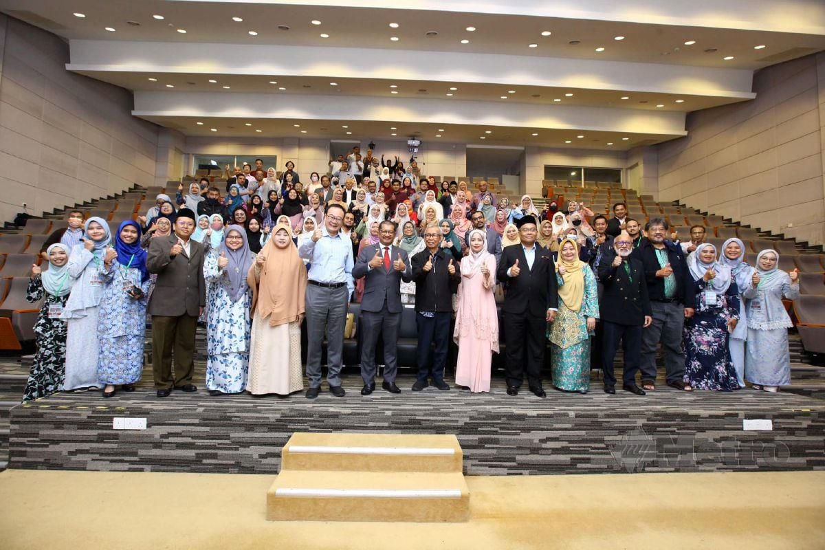 NAIB Canselor UPM, Prof Datuk Dr Mohd Roslan Sulaiman (tengah) bergambar bersama ahli panel dan peserta Siri 1 Forum Perdana Pengantarabangsaan Bahasa Melayu. FOTO ihsan FBMK 
