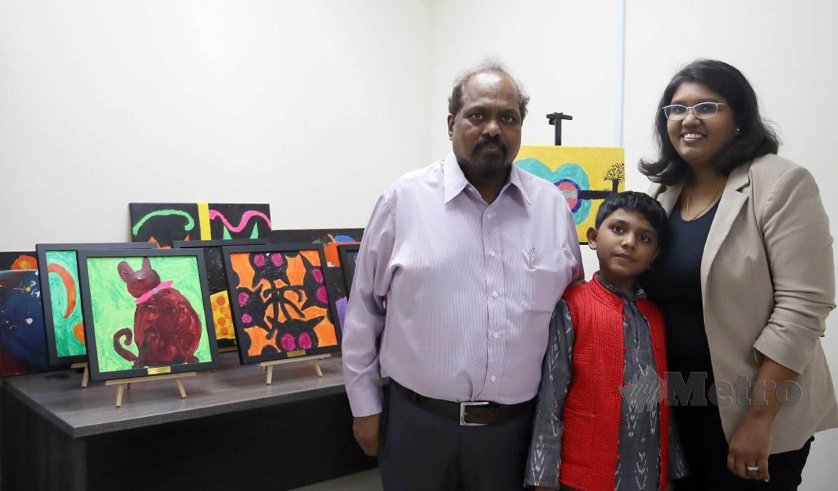 VHARMA bersama ibu bapanya, Rajesweri dan Mohanan serta lukisan dihasilkannya. FOTO Aiman Danial Mohd Hood Aktha 