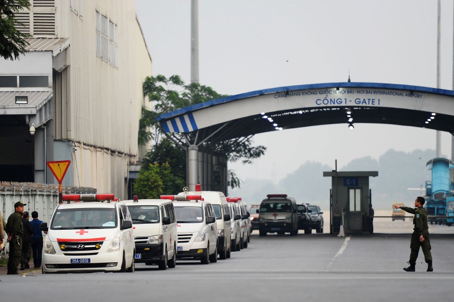 39 mayat terbabit dihantar menerusi penerbangan komersil Vietnam dari London ke Hanoi yang disambut oleh beberapa ambulans dan kakitangan keselamatan. FOTO AFP