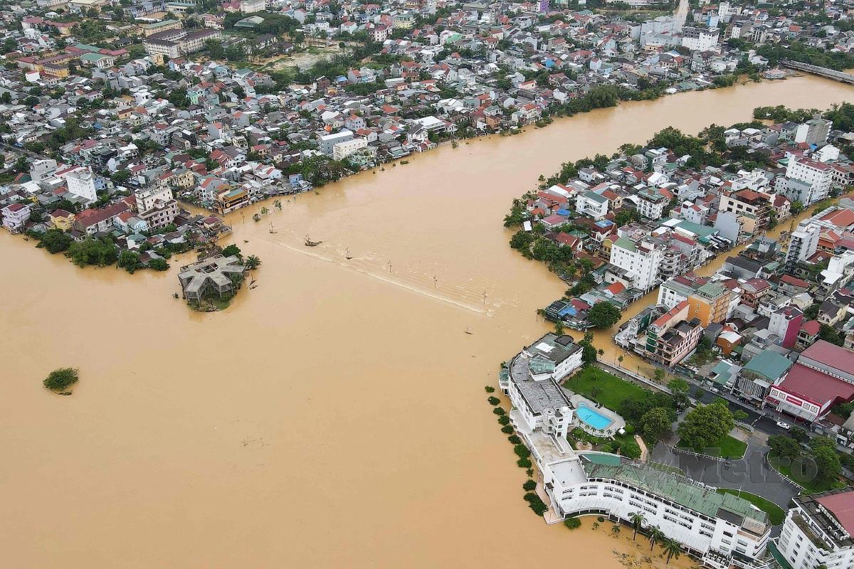 KEADAAN banjir di bandar Hue, Vietnam. FOTO AFP