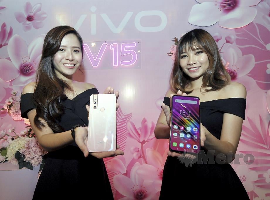MODEL menunjukkan model terbaru telefon keluaran Vivo “V15 Blossom Pink” di ASTRO.