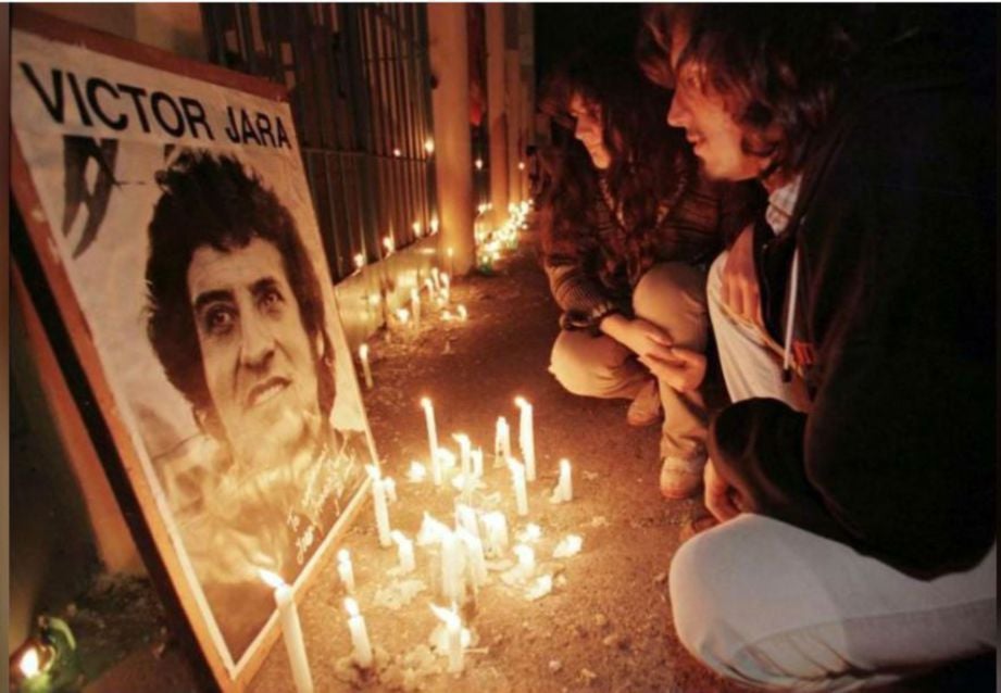 ORANG ramai memberikan penghormatan kepada penyanyi lagu rakyat popular, Victor Jara yang dibunuh pada 1973. Foto REUTERS