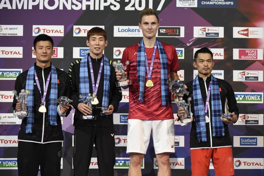 AXELSEN (dua dari kanan) muncul juara dunia selepas benam cabaran Lin Dan di perlawanan akhir. -Foto AFP