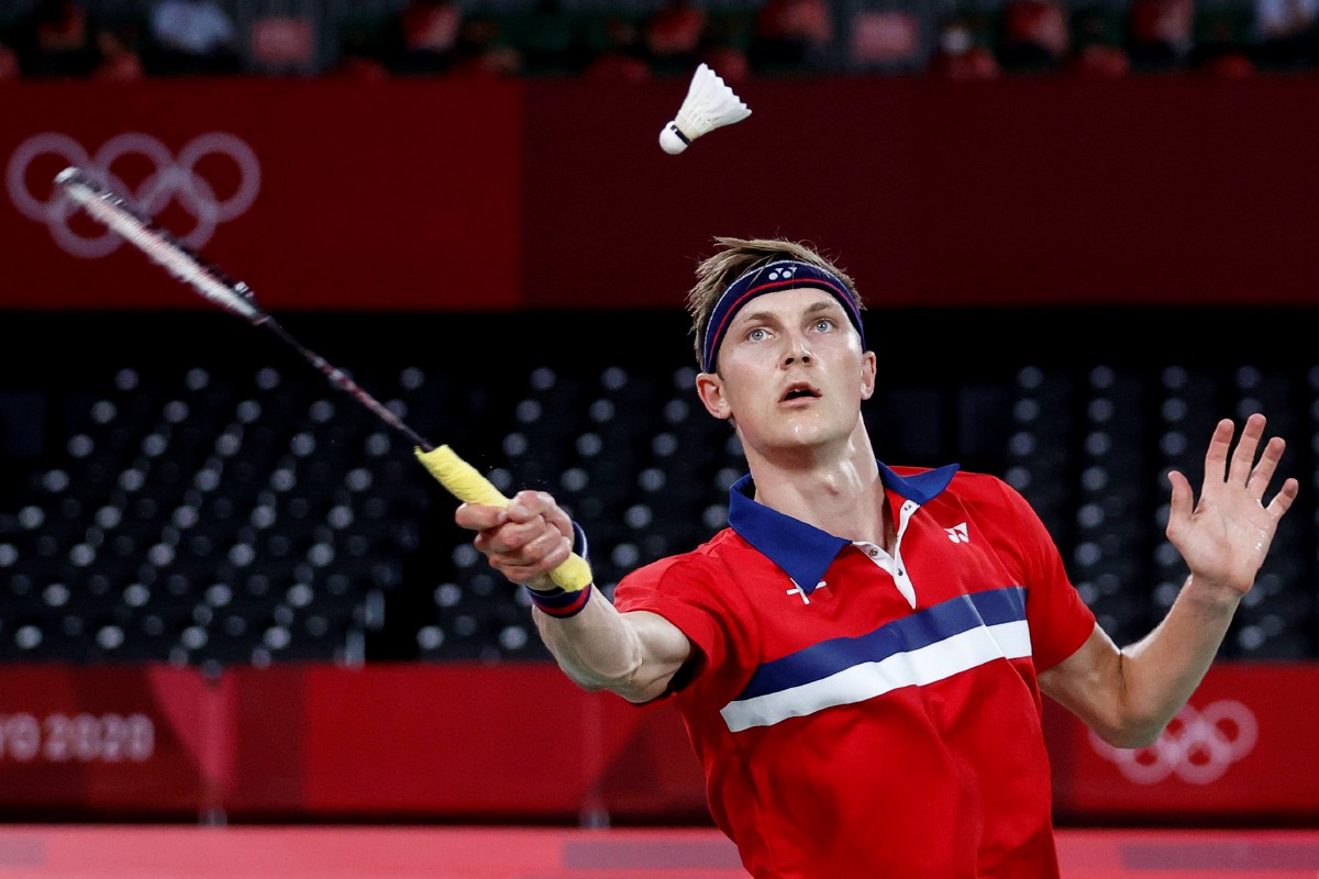 Pemain Denmark, Viktor Axelsen memenangi pingat emas badminton perseorangan lelaki di Olimpik Tokyo. FOTO EPA