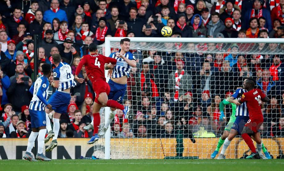 Virgil van Dijk menjaringkan gol ketika berdepan Brighton. FOTO Reuters