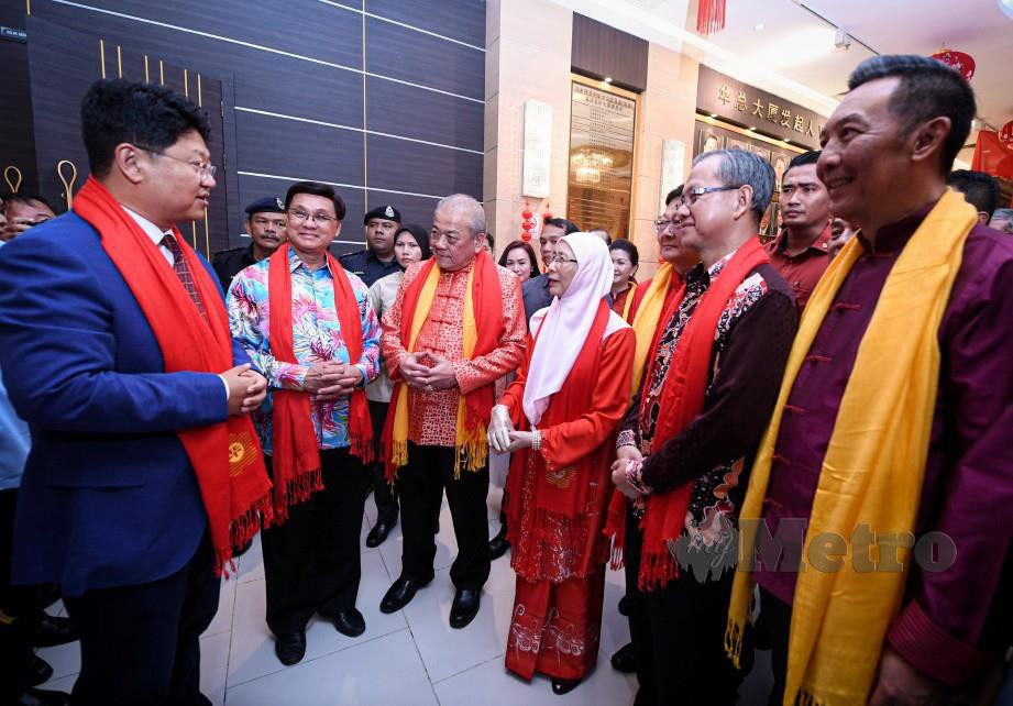 WAN Azizah (tiga dari kanan) beramah mesra dengan Duta Besar China ke Malaysia Bai Tian (kiri) pada majlis makan malam Tahun Baru Cina Gabungan Pertubuhan Cina Malaysia (Huazong) di Seri Kembangan hari ini. FOTO BERNAMA