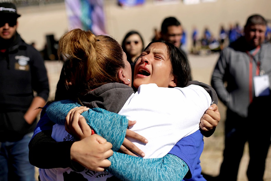 HIBA. Reaksi seorang wanita bila bertemu semula sanak saudara terpisah bertahun lama. FOTO Reuters