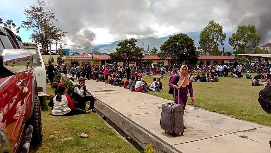 RIBUAN penduduk tempatan berkumpul setelah rusuhan berlaku di Wamena, Papua. FOTO AFP
