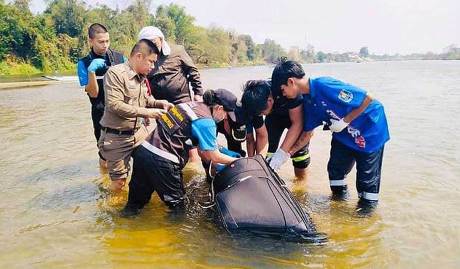 ANGGOTA penguat kuasa memeriksa bagasi yang ditemui di Sungai Ping, Kamphaeng Phet. FOTO ViralPress
