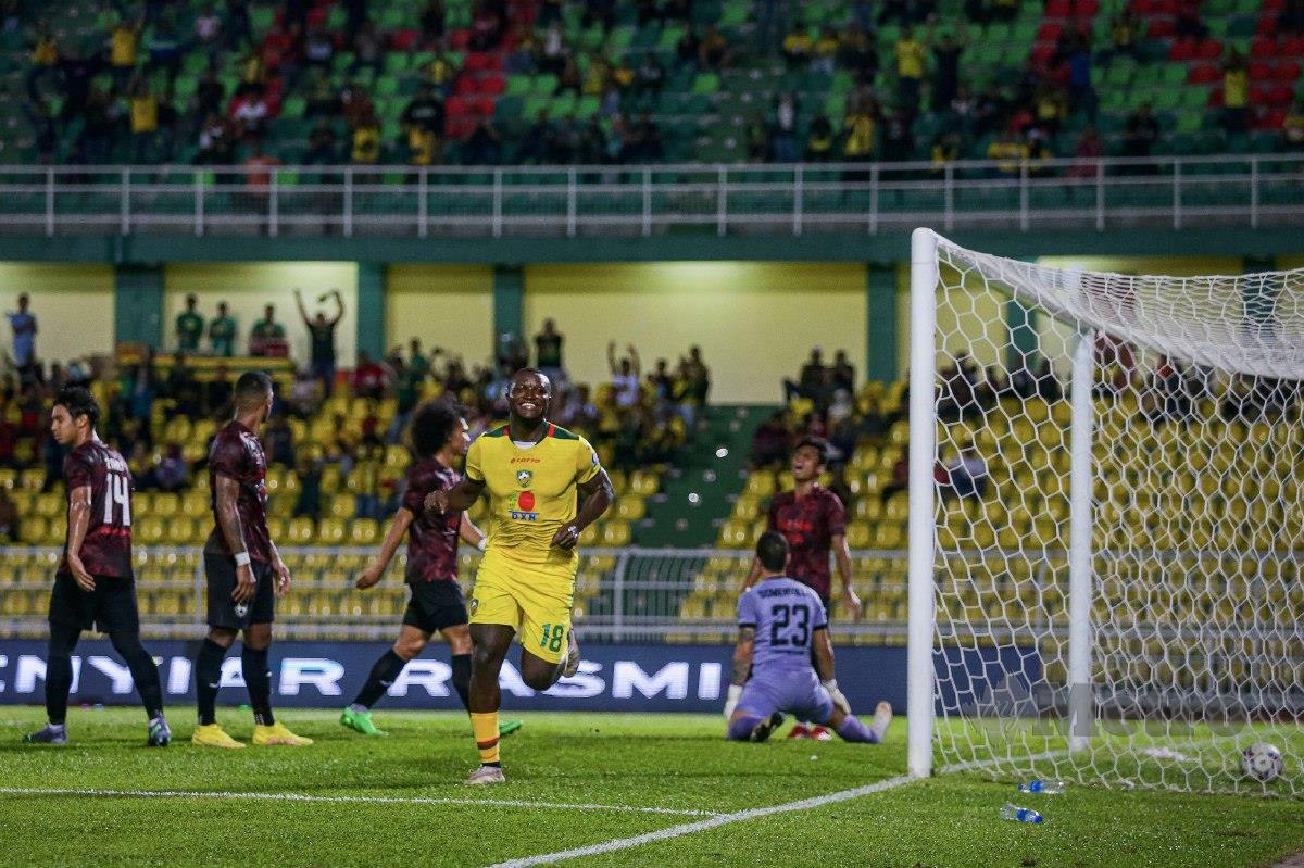 PENYERANG KDA FC, Ronald Ngah (tengah) meraikan jaringan pertama ketika menentang Selangor FC di Stadium Darul Aman. FOTO LUQMAN HAKIM ZUBIR