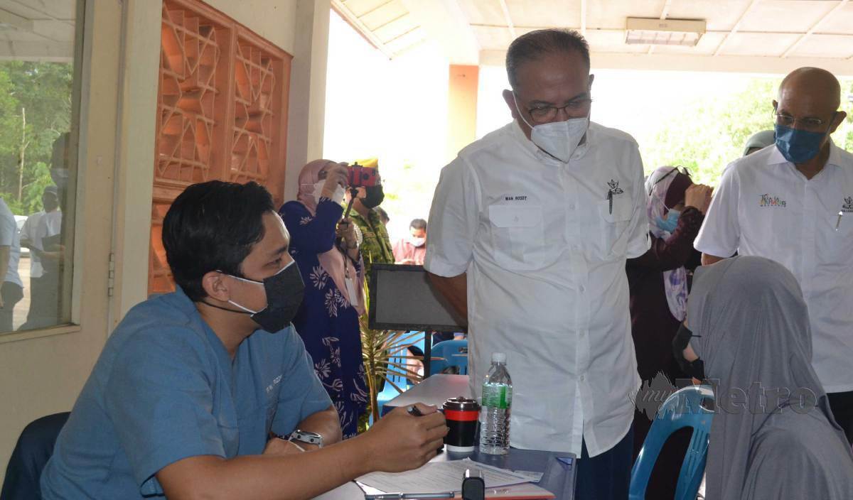 WAN Rosdy (tiga kanan) meninjau Program Imunisasi COVID-19 Kebangsaan (PICK) Remaja Pahang di Pusat Pemberian Vaksin (PPV) SMK Bukit Rangin, Kuantan. FOTO Asrol Awang