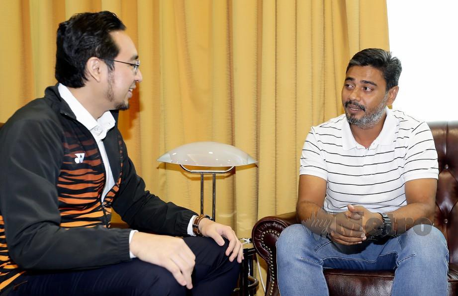 KHALID (kanan) ketika bertemu Wan Ahmad Fayhsal semalam. FOTO Mohd Fadli Hamzah 