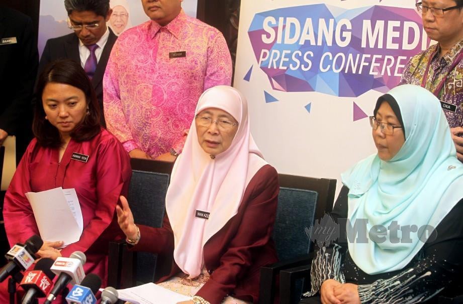 Wan Azizah ketika sidang media selepas Majlis Pelancaran Pelan Strategi Kebangsaan Bagi Menangani Punca Perkahwinan bawah Umur di Putrajaya. FOTO Mohd Fadli Hamzah