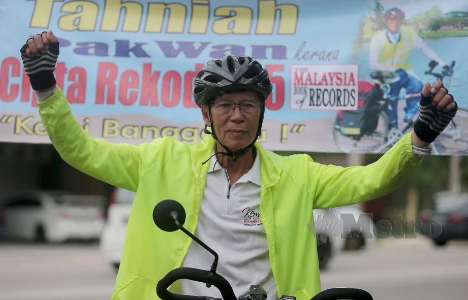 WAN Hashim berjaya menghabiskan kayuhan solonya sejauh 2,277 km mengelilingi Semenanjung Malaysia dan membuat rekod kelima dalam Malaysia Book Of Record. FOTO Fathil Asri