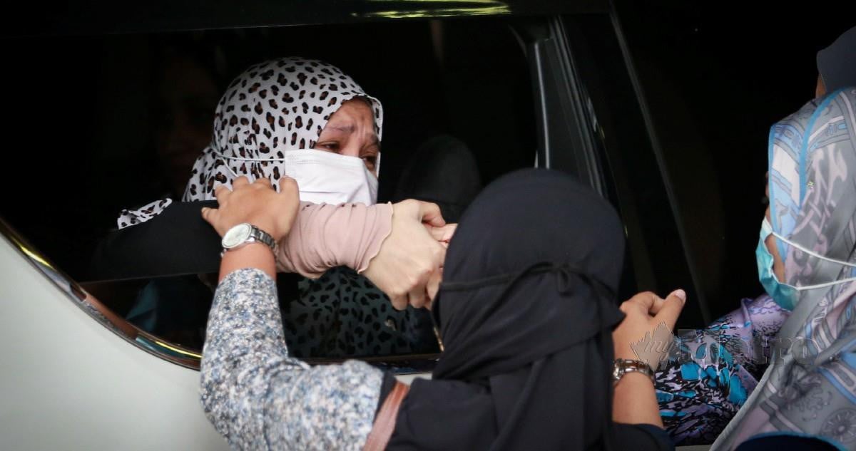 Wan Nani Bazlin (dari kiri) isteri kepada mangsa Mohd Irfan Mohamed Rawi yang maut terlibat dalam kejadian sebuah helikopter terhempas. FOTO Aswadi Alias
