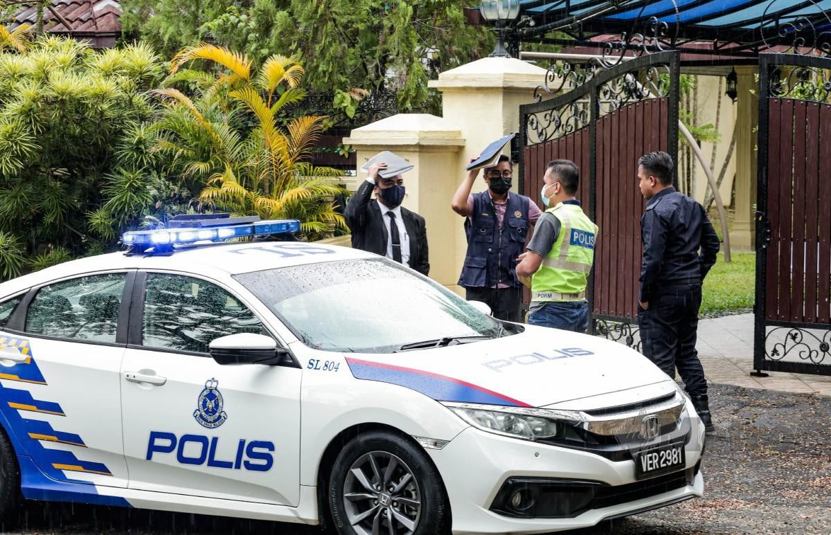 MUHAMMAD Hassanuddin bersama anggota polis gagal mengesan Norjuma selepas dikenakan waran tangkap oleh Mahkamah Sesyen Kuala Lumpur. FOTO Hazreen Mohamad