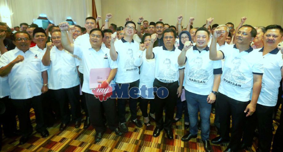 PRESIDEN Parti Warisan Sabah (Warisan), Datuk Seri Shafie Apdal bersama calon-calon Warisan. FOTO NSTP/MALAI ROSMAH TUAH