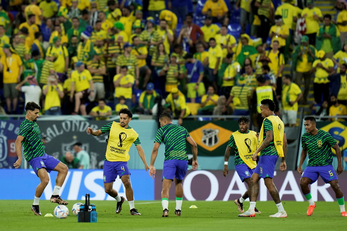 Pemain Brazil menjalani latihan menjelang aksi menentang Switzerland di Stadium 974. FOTO AP 