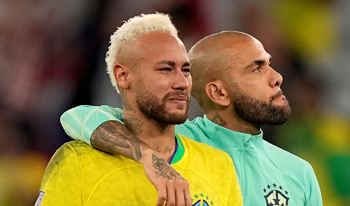 NEYMAR (kiri) menangis dan ditenangkan Dani Alves selepas Brazil tersingkir di suku akhir Piala Dunia di tangan Croatia. FOTO AP