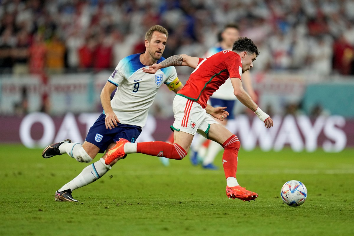 Penyerang England, Harry Kane (kiri) memberi tekanan kepada pemain Wales pada aksi Piala Dunia. FOTO AP 