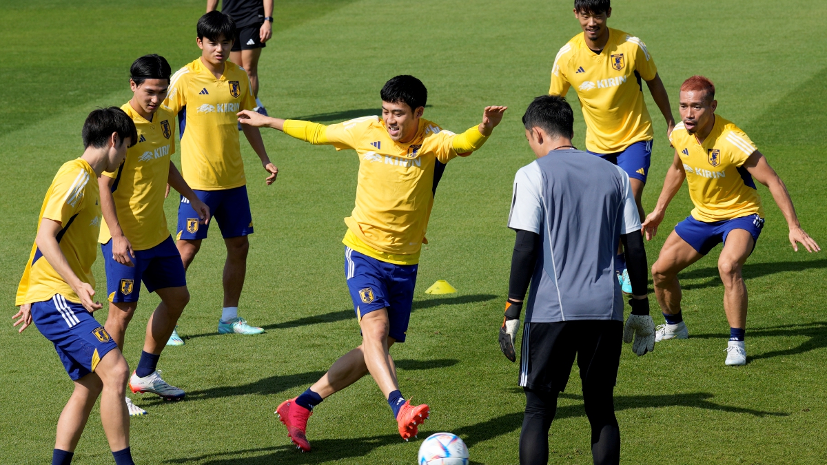 PEMAIN Jepun berlatih sebagai persediaan sebelum menentang Costa Rica. FOTO AP 