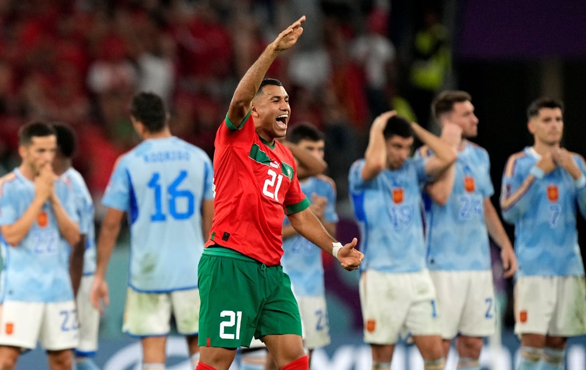 PEMAIN Maghiribi, Walid Cheddira bergembira di hadapan pemain Sepanyol yang kecewa selepas tersingkir dari Piala Dunia. 