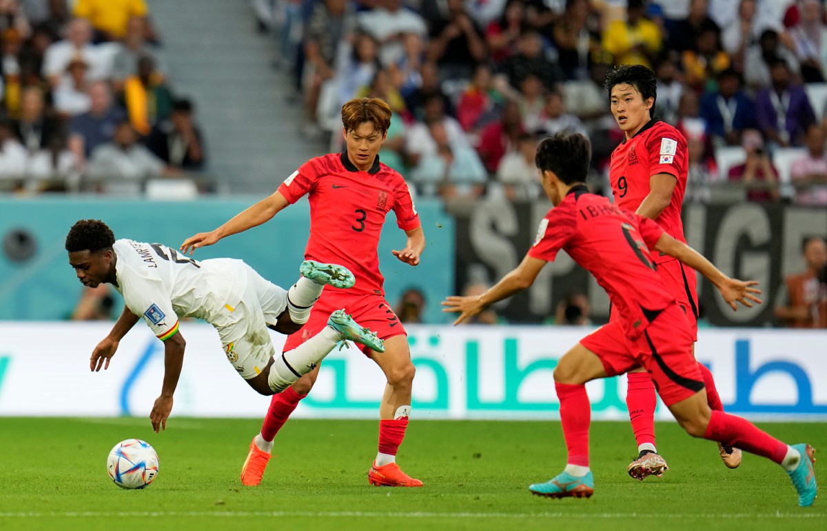 Pemain Ghana, Tariq Lamptey diasak pemain Korea Selatan, Kim Jin-su pada aksi Piala Dunia. FOTO AP 