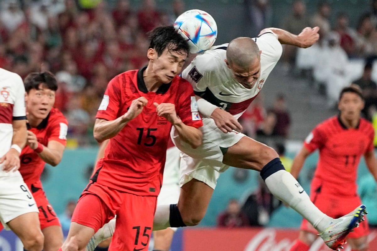Pemain Portugal, Pepe bersaing merebut bola bersama pemain Korea Selatan dalam saingan Kumpulan H. FOTO AP