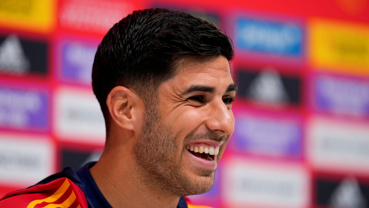 ASENSIO ketawa pada sidang media, hari ini selepas kejayaan Sepanyol membelasah Costa Rica 7-0. FOTO AP 