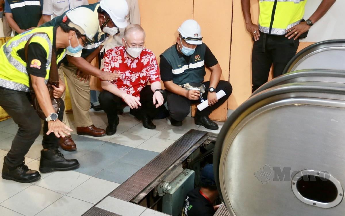 Ka Siong melihat kerja-kerja pembaikan eskalator di Stesen LRT Ampang Park yang viral kerana kerap rosak dan menyusahkan pengguna terutama dari golongan OKU. FOTO FATHIL ASRI.