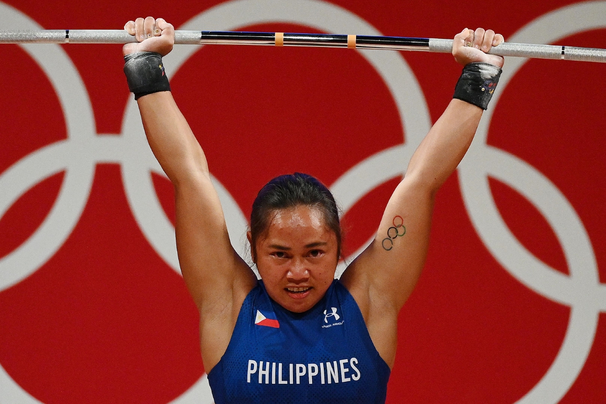 AKSI Hidilyn yang membolehkannya meraih emas acara 55kg. FOTO AFP 