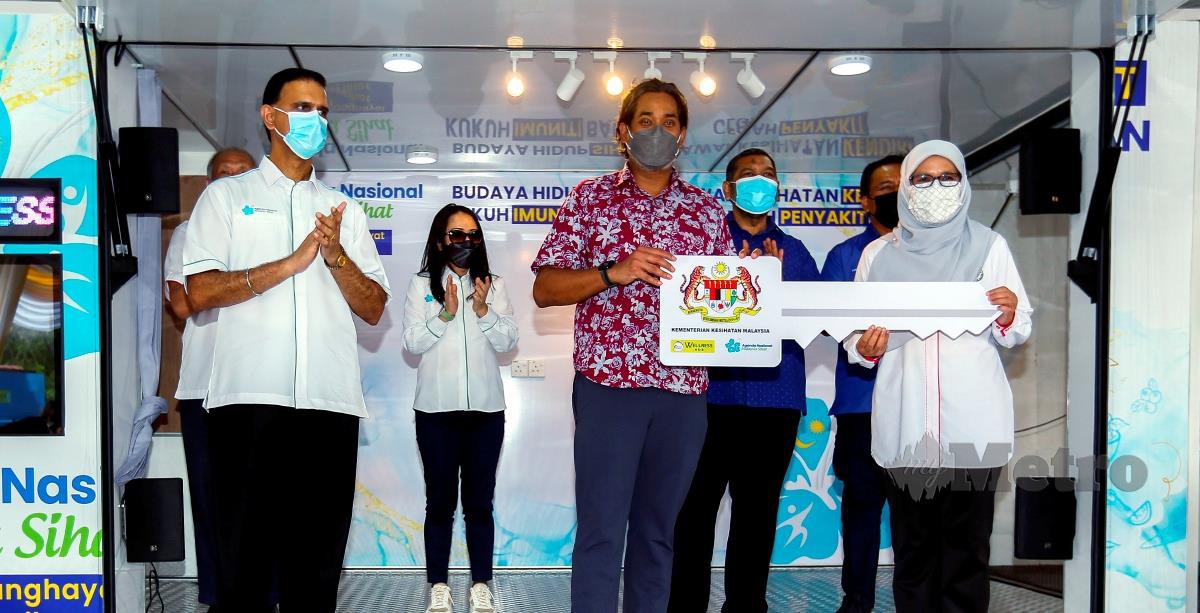 Khairy Jamaluddin (tengah) menyerahkan replika kunci simbolik kepada penyerahan Wellness on Wheel (WoW) kepada Pengarah Kesihatan Negeri Sembilan, Datuk Dr. Harlina Abdul Rashid (kanan) di Wellness Hub Bagan Pinang. FOTO AZRUL EDHAM MOHD AMINUDDIN