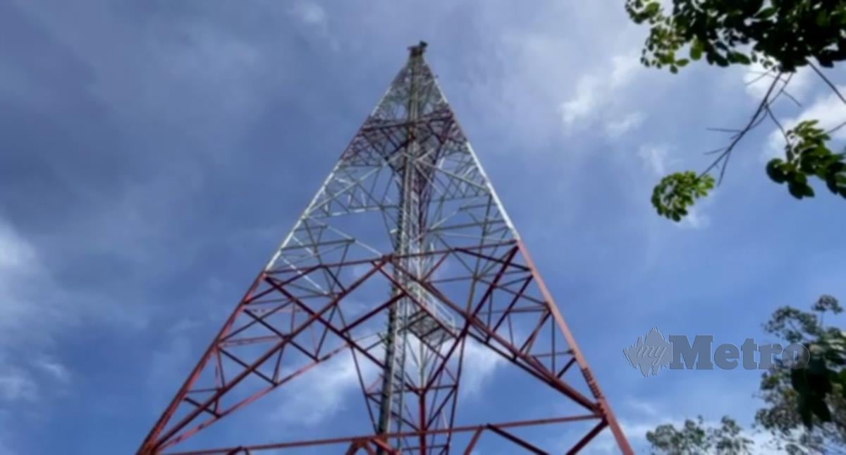 Menara telekomunikasi yang dinaik taraf jalur lebar 4G di Kampung Bukit Payong, Setiu hari ini. FOTO GHAZALI KORI