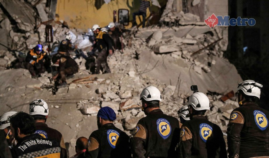 GAMBAR fail menunjukkan anggota White Helmets mencari mangsa terselamat dalam serangan udara di Idlib, Syria, pada 9 April lalu. FOTO EPA